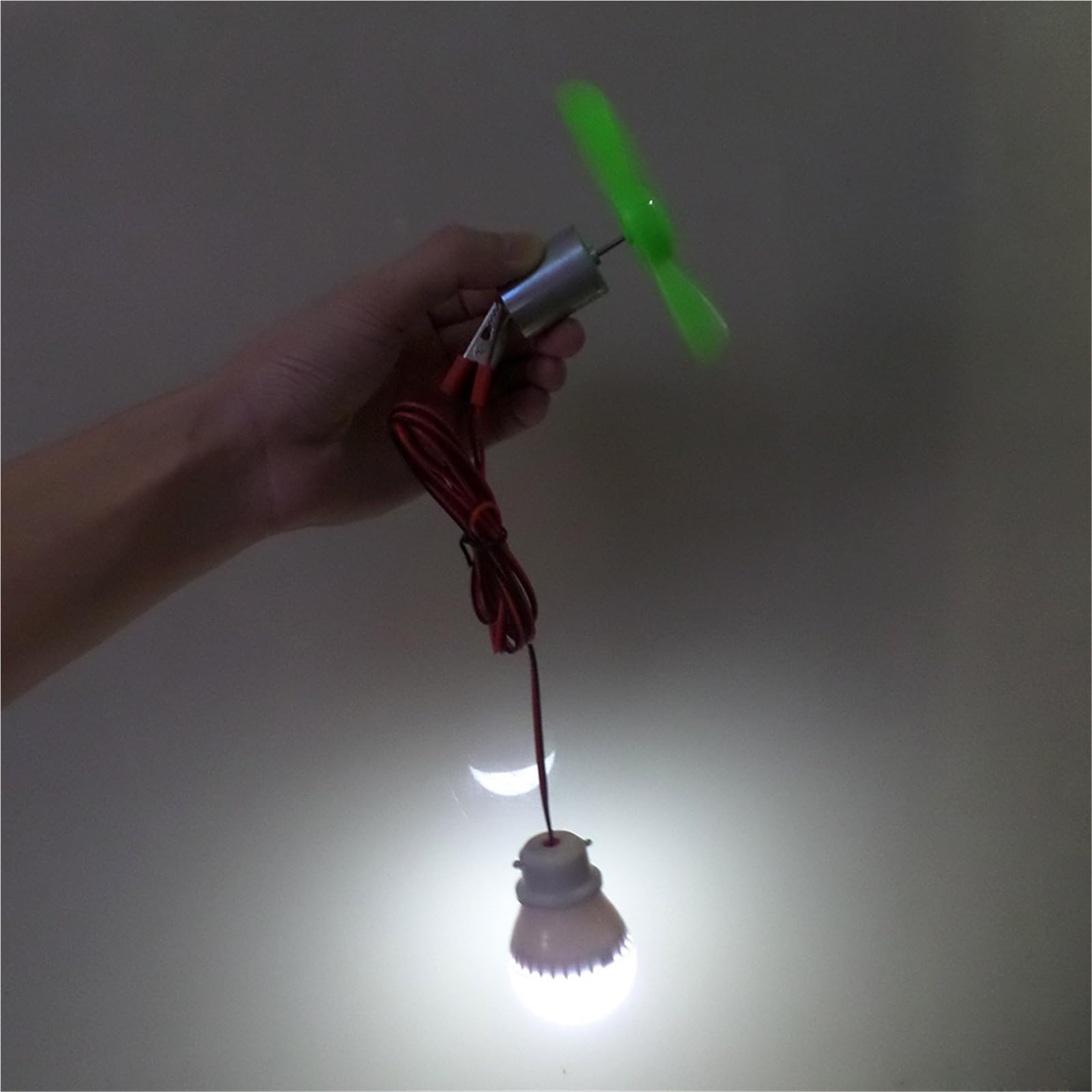 Kit di 10 mini turbine eoliche portatili per esterni, autogeneranti per campeggio, escursionismo, emergenze e ricarica del telefono in movimento.