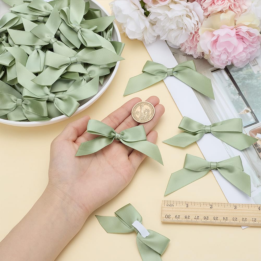 arricraft 60 Pz Salvia Verde Raso Nastro Fiocchi, Poliestere Autoadesivo Bows Pre-Tied Green Bows Bulk per Artigianato Regalo Wrap Festa di Matrimonio Decorazione