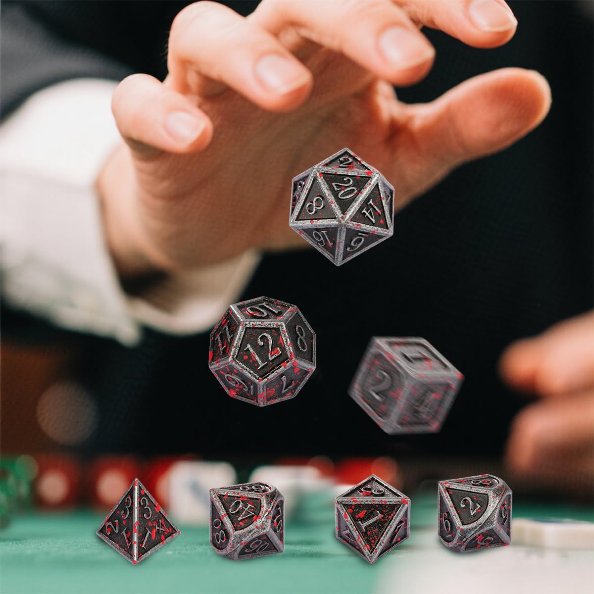 Set di Dadi in Metallo D&D, 7 pezzi di Dadi Poliedrici in Metallo, Accessori per Giochi di Ruolo, Regali DND con Scatola Regalo, D20, D12, 2 D10 (00-90 e 0-9), D8, D6 e D4, Argento Macchiato di Sangue