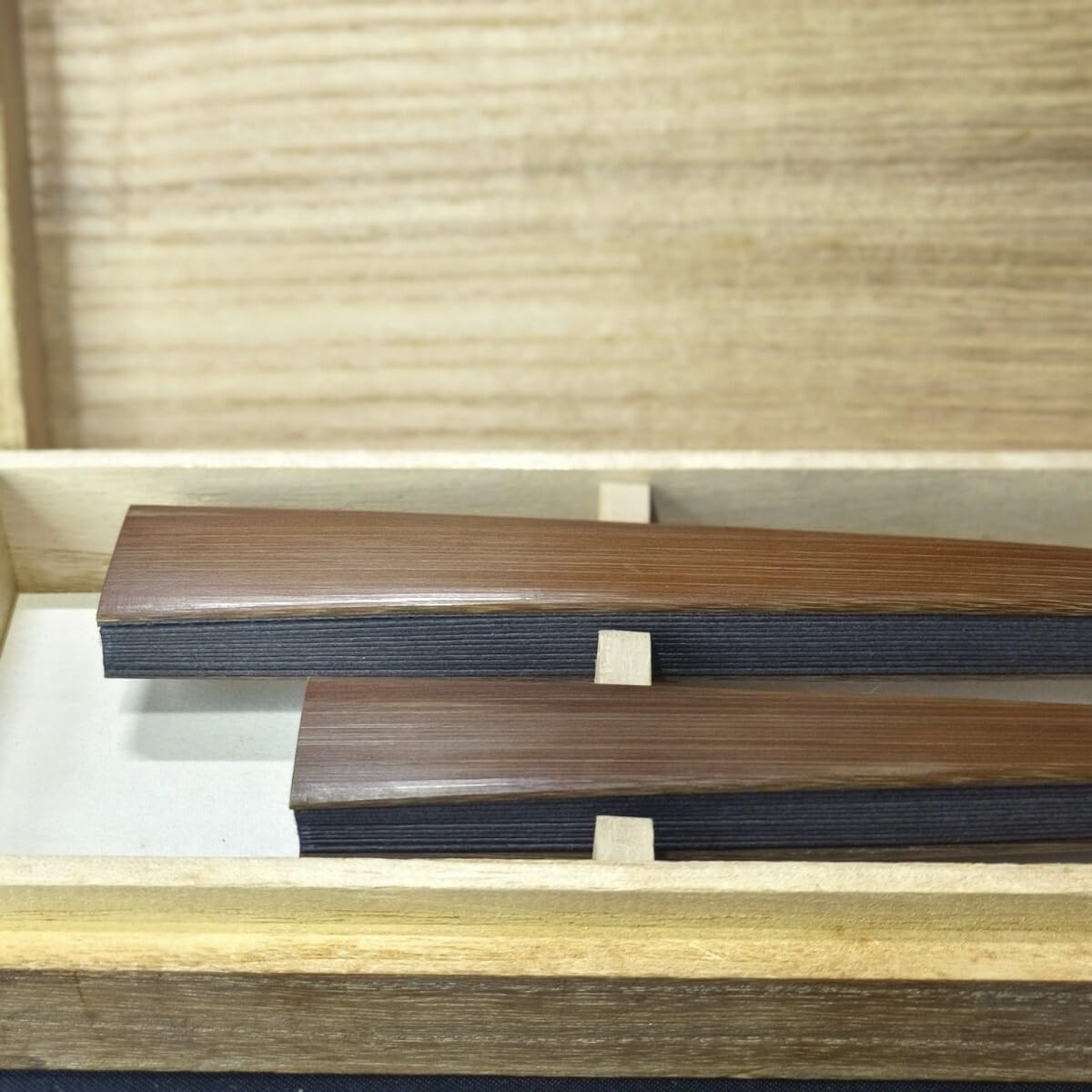 茶道具 煤竹夫婦扇子 松前 在銘 銀金具 共箱 未使用美品 旧家蔵出し 古美術 茶道具 煤竹夫婦扇子 松前 在銘 銀金具 共箱 旧家蔵出し 古美術