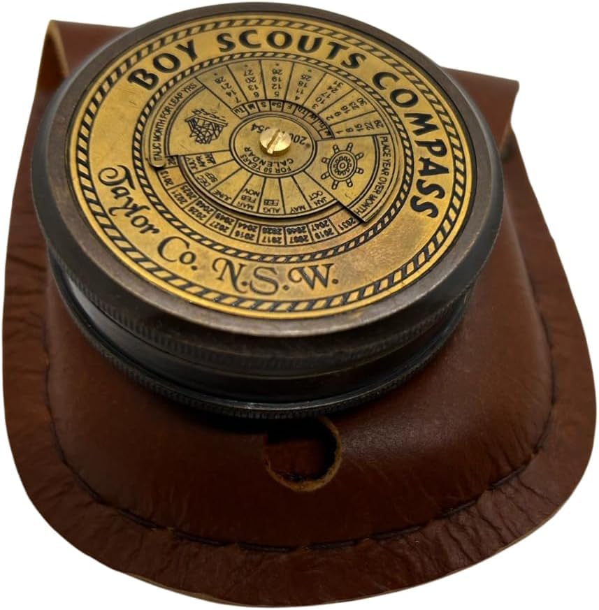 Brújula de Bolsillo de Latón Boy Scout con Estuche de Cuero – Herramienta de Navegación Estilo Vintage para Camping, Senderismo y Trekking – Instrumento Marítimo Coleccionable