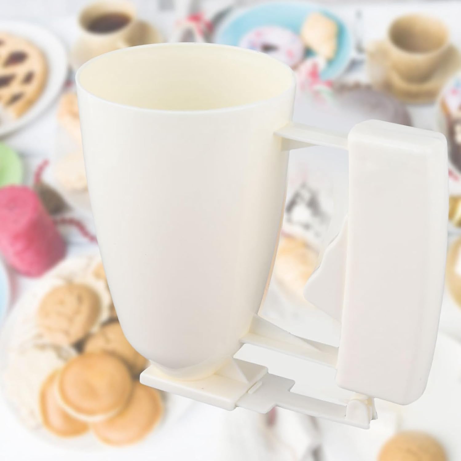 VBESTLIFE Handheld Batter Dispenser EasytoUse Kitchen Tool for Muffins and Waffles, Sturdy Plastic, 1 Batter Dispenser for Family Gatherings