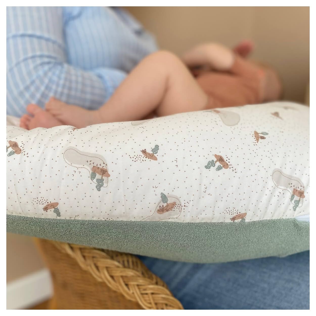 TINÉO - Coussin De Maternité, Coussin d'allaitement, Coussin de Grossesse, Multifonction 2 en 1, Soulager, Déhoussable, Fabriqué en France, 78x44cm (Éponge Vert Sauge/Trees)