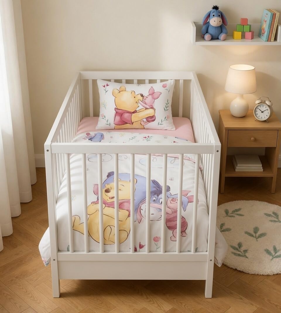 Winnie Ourson Housse de Couette Bébé 100x135 + Taie 40x60 Coton Disney | Parure de lit bébé réversible | Coton naturel doux respirant Oeko-Tex | Porcinet | 0-3 ans | Lit à barreaux
