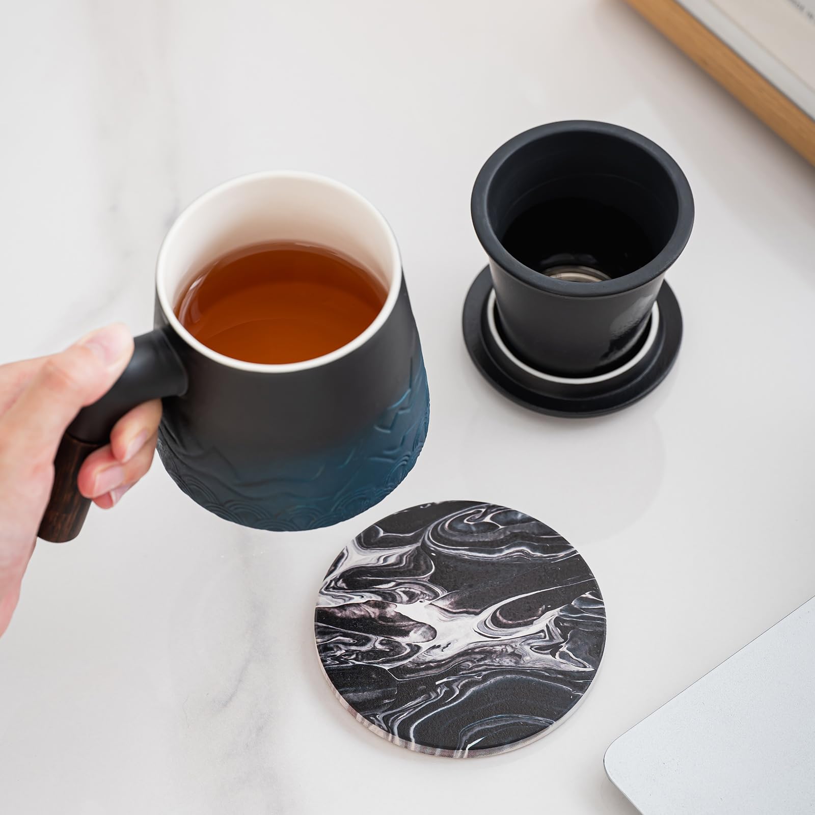 Taza de té de cerámica con infusor y tapa, taza coladora de té azul degradado de 13.5 onzas para té de hojas sueltas con mango de madera, regalo para los amantes del té