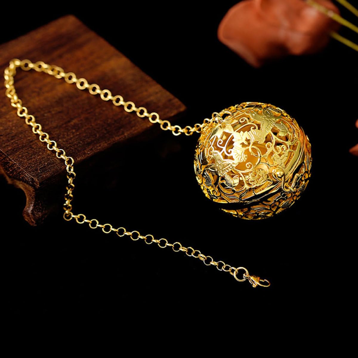 Didiseaon Difusor Colgante de Aromaterapia de Latón Abierto Bola Hueca Decorativa para Aceites Esenciales, Accesorio Perfumado para Mujer, Collar Aromático para Uso Diario y Obsequio