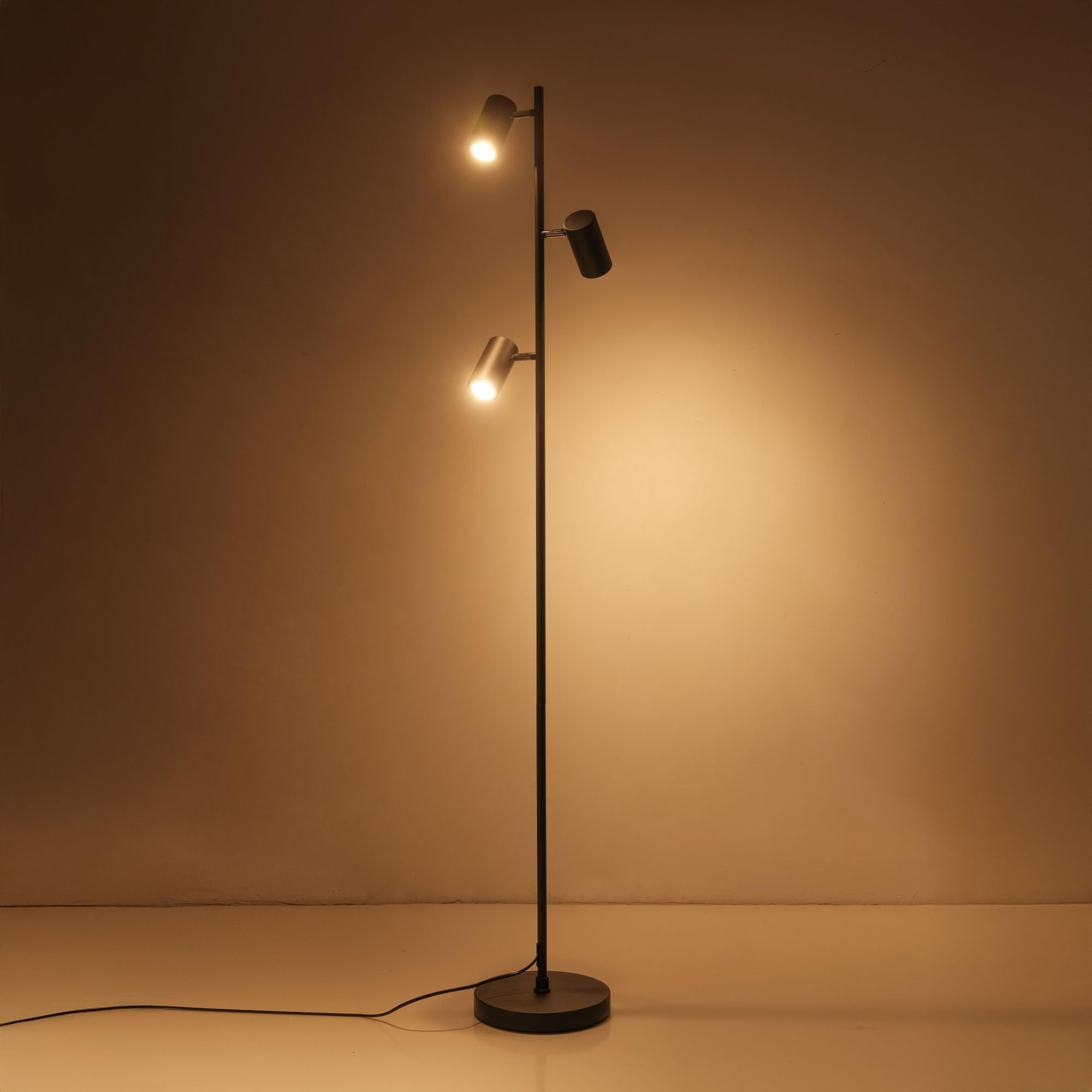 Stehleuchte Luvio 3-flammig GU10 | Schwarz, Minimalistisches Design, Verstellbare Strahler | Ideal für Wohnzimmer, Schlafzimmer und Home-Office