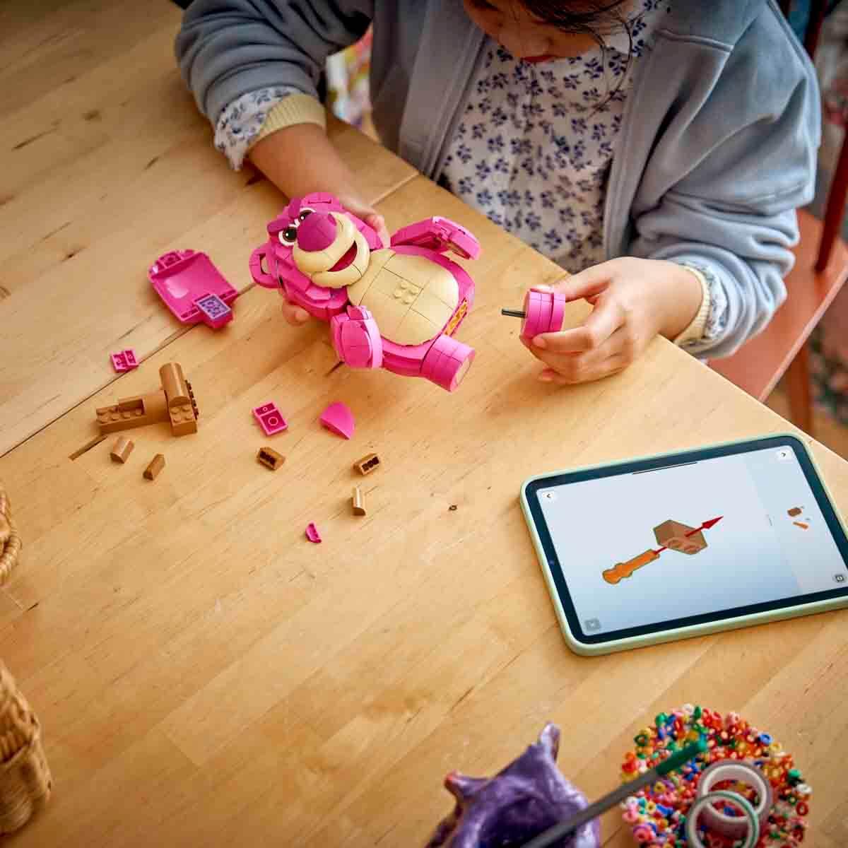 LEGO ǀ Disney ve Pixar Oyuncak Hikayesi Yumuş 43306-9 Yaş ve Üzeri Çocuklar için Yaratıcı Oyuncak Ayıcık Modeli Yapım Seti (570 Parça)