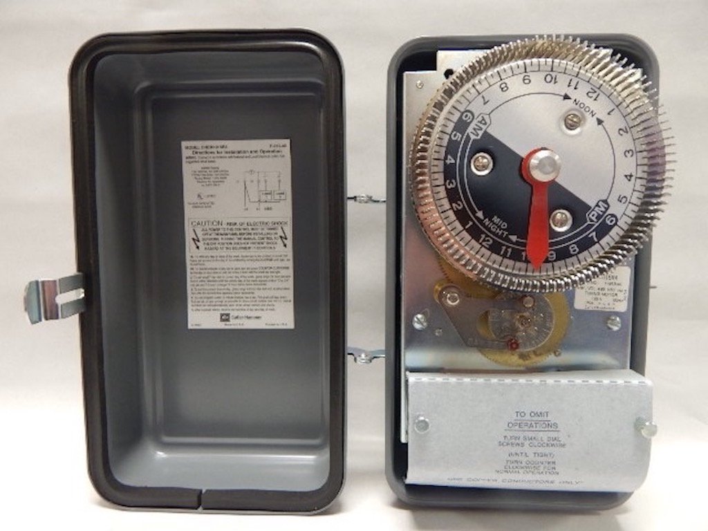 Cutler Hammer CHEM1015R4 SPDT NEMA 3R Indoor-Outdoor TIME Clock 24 Hour with 15 Minute Operations 5 AMP 480 Volt