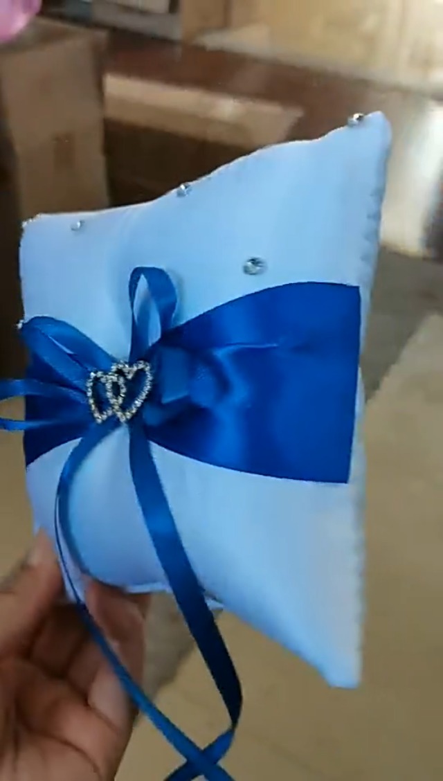 Cuscino Per Fedi Nuziali 20x20 Cm | In Raso Con Fiocco E Strass | 4 Colori: Rosso, Blu, Viola, Bianco - Foto 2