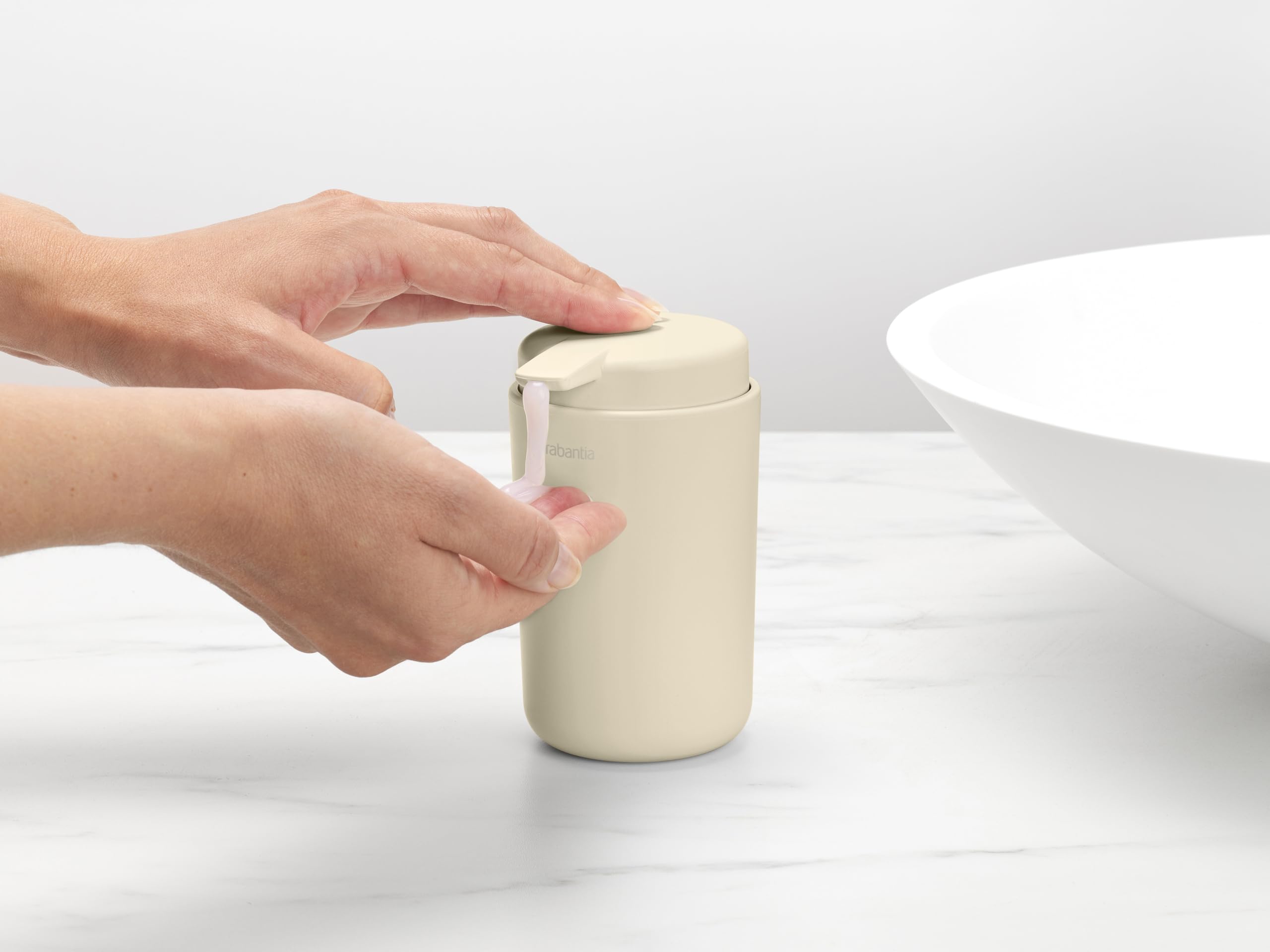 Brabantia - ReNew Dozownik Mydła w Płynie 250 ml - Mechanizm Niekapiącej Pompki - Łatwe Uzupełnianie - Zdejmowany Uchwyt - Antykorozyjny - Stylowe Akcesorie Łazienkowe - Soft Beige