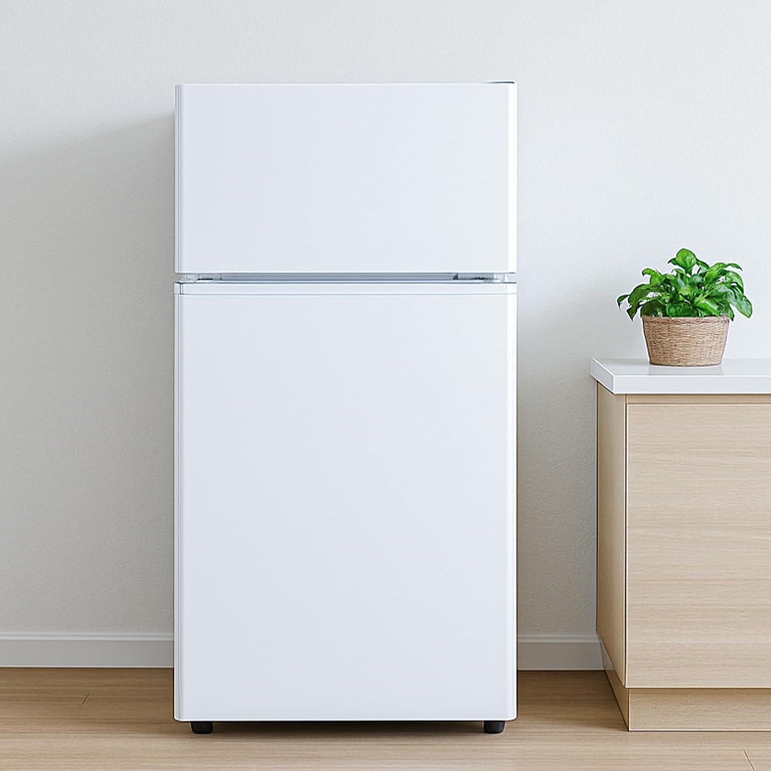 ホワイト冷蔵庫 2段棚付き　昭和61年製造￼ 使用可能￼ 引き取り無料￼ ホワイト冷蔵庫 2段棚付き 昭和61年製造￼ 使用可能￼ 引き取り