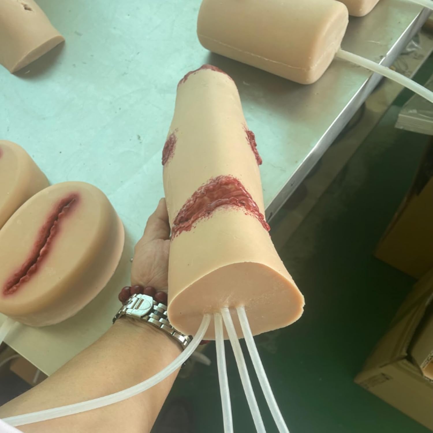 Allenatore per imballaggi per ferite, modello traumatologico con 4 ferite simulate, kit di allenamento Stop The Bleed, riutilizzabile per addestramento di primo soccorso e uso militare