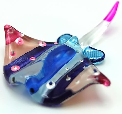 Manta Ray - Pequeñas figuras en miniatura de animales soplados a mano, arte de vidrio soplado a mano, regalo coleccionable para decorar (rosa y azul)
