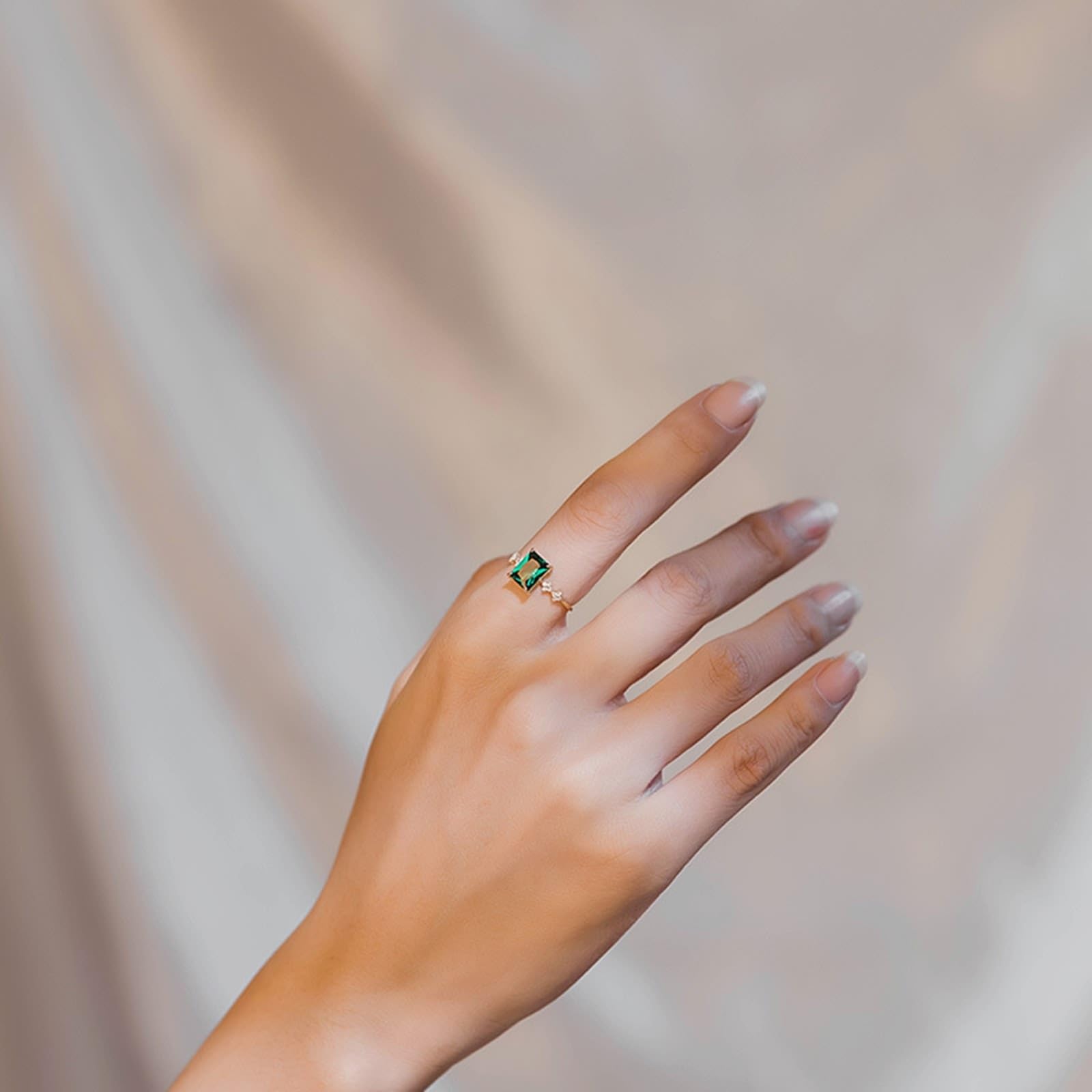 Wycian Anello nuziale singolo, in oro giallo, con zirconi, misura 45 (14,3), con zirconi verdi rettangolari, personalizzabile, per donna e anniversario