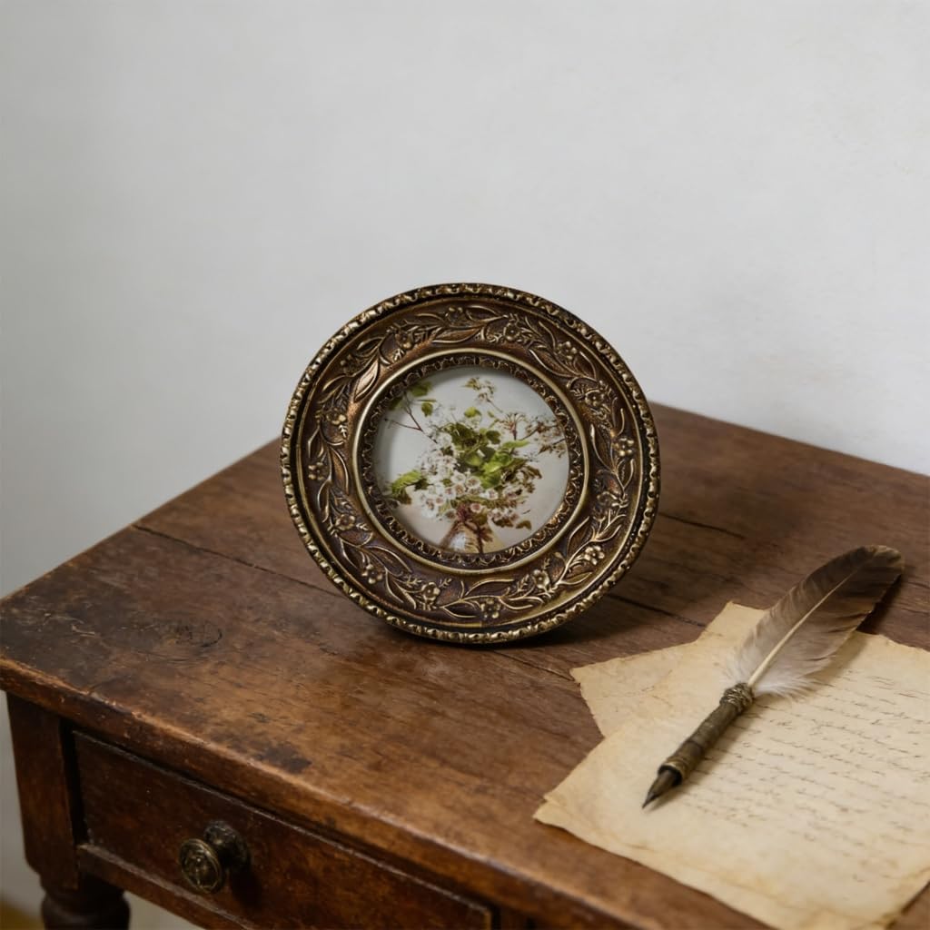 Elegant Round Resin Photo Frame with Detailed Embossing for Stylish Interior