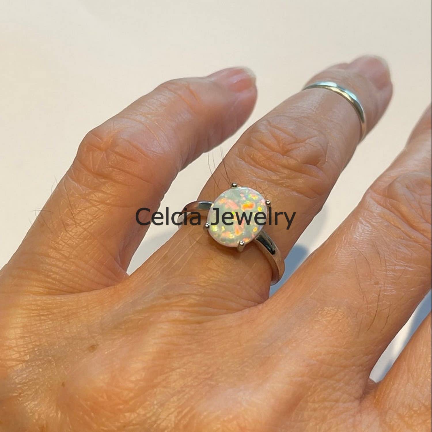 Anello solitario con pietra preziosa etiope, anello di dichiarazione, bellissimi regali di nozze per le donne, anello minimalista, anello per la festa della mamma, regali di Birthstone di ottobre