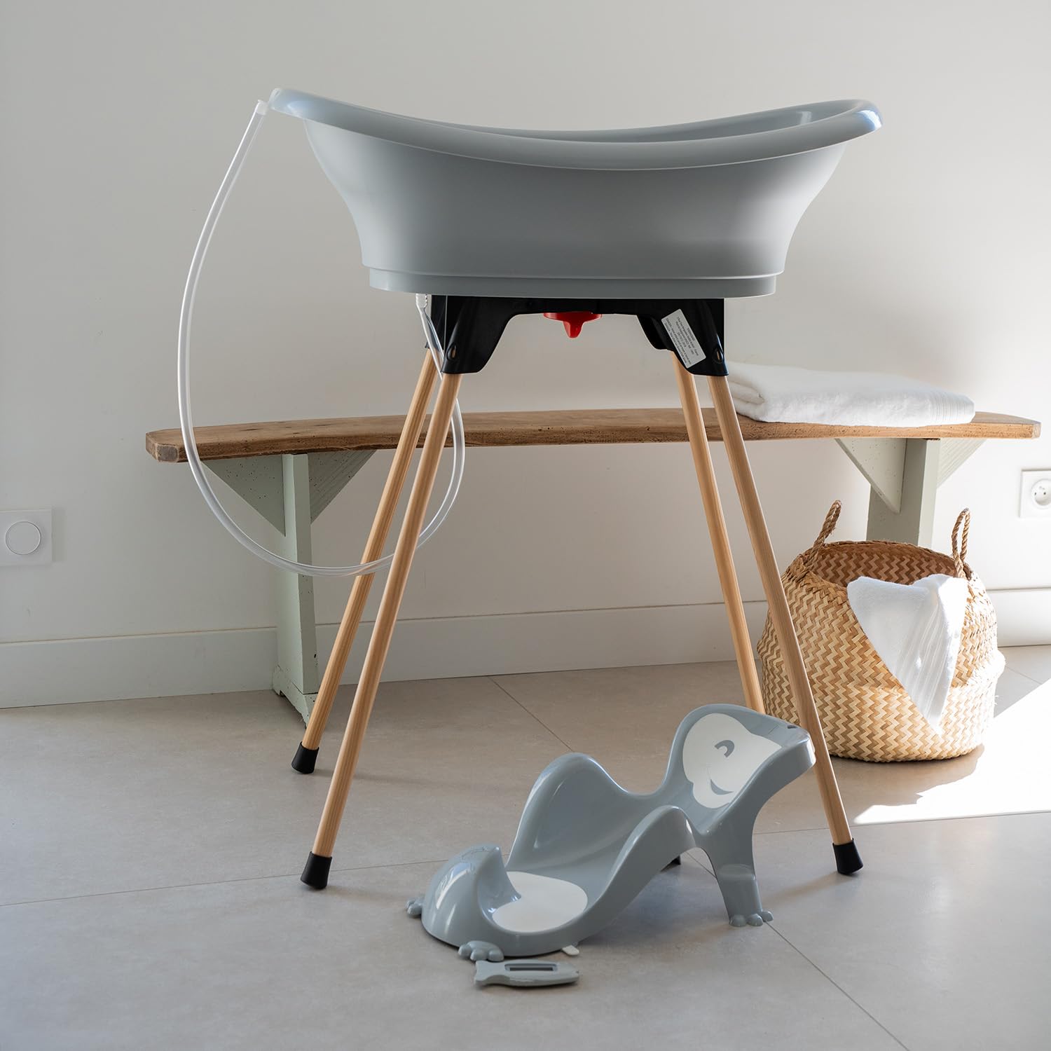 THERMOBABY - Pack baignoire bébé VASCO 5 en 1 - Baignoire, pied en bois, tuyau de vidange, transat de bain, thermomètre - Rose Poudré - Pliable & stable - Fabriqué en France