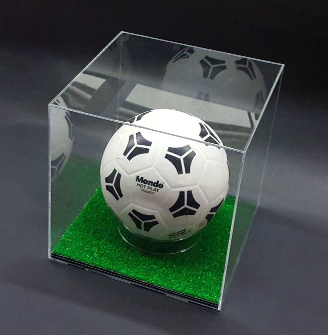 Cavinato Acrylics TECA - Vetrina per Pallone da Calcio in Plexiglass Trasparente con Base ed Erba Sintetica Verde. PRONTA PER L'USO. NIENTE DA MONTARE.