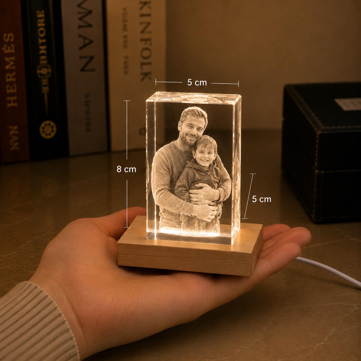 2.5D Kristall mit Foto, Foto Würfel mit LED-Sockel – Personalisiertes Kristallfoto aus K9 mit Lasergravur, Geschenk für Mama, Papa & Paare