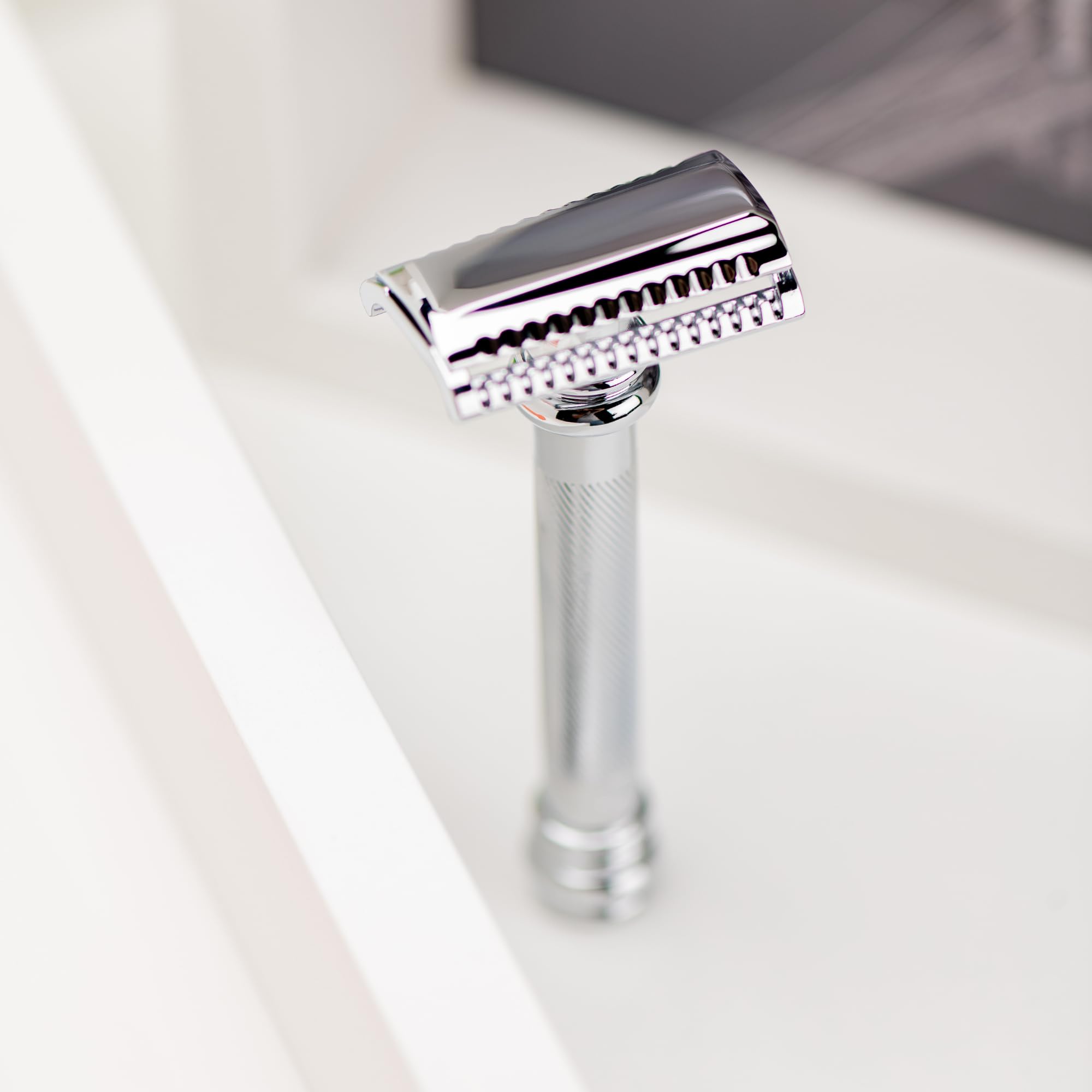 MERKUR Rasierhobel 39C | Barber Pole Schrägschnitt Glanzchrom | Zweiteiliger Rasierer mit schrägem Schnitt | Geschlossener Kamm | Ideal für Nassrasur | Messing Griffstück | Made in Germany
