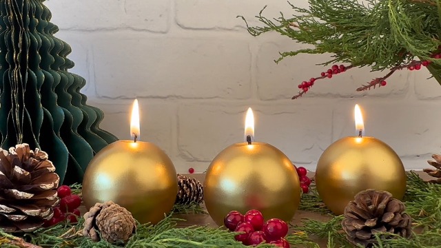 DekoHaus Kugelkerzen Metallisch Gold 6 cm – 10 Stück Kerzen rund, Brenndauer ca. 8 Std, Dekokerzen für Hochzeit, Weihnachten, Geburtstag, Party, Dinner