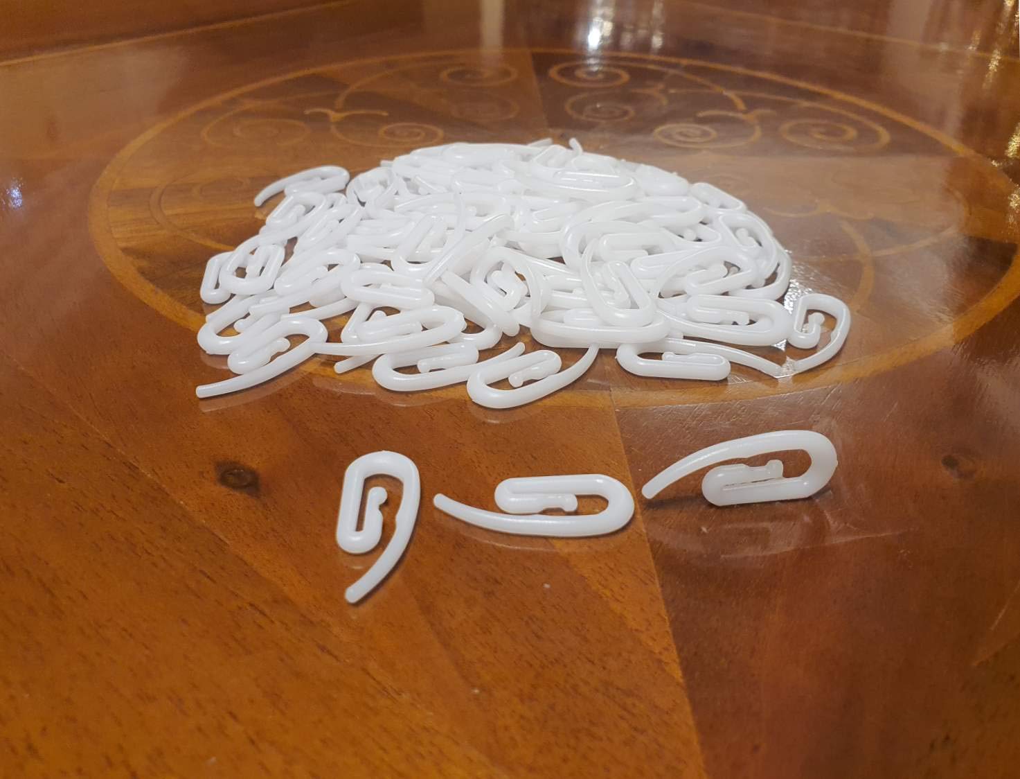 BricoShopping 100 Ganci per tenda RINFORZATI a proboscide Gancetti paperi da tenda scorrevole e binario da applicare su Riloga fascia fettuccia elefantino tendine da camion bianchi in plastica (Maxi)