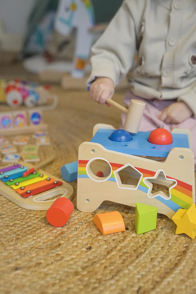 goki 58304 - Panca a martello con xilofono e funzione di smistamento, 12 pezzi, giocattolo motorio in legno con suoneria estraibile – panca 3 in 1, scatola di smistamento, xilofono