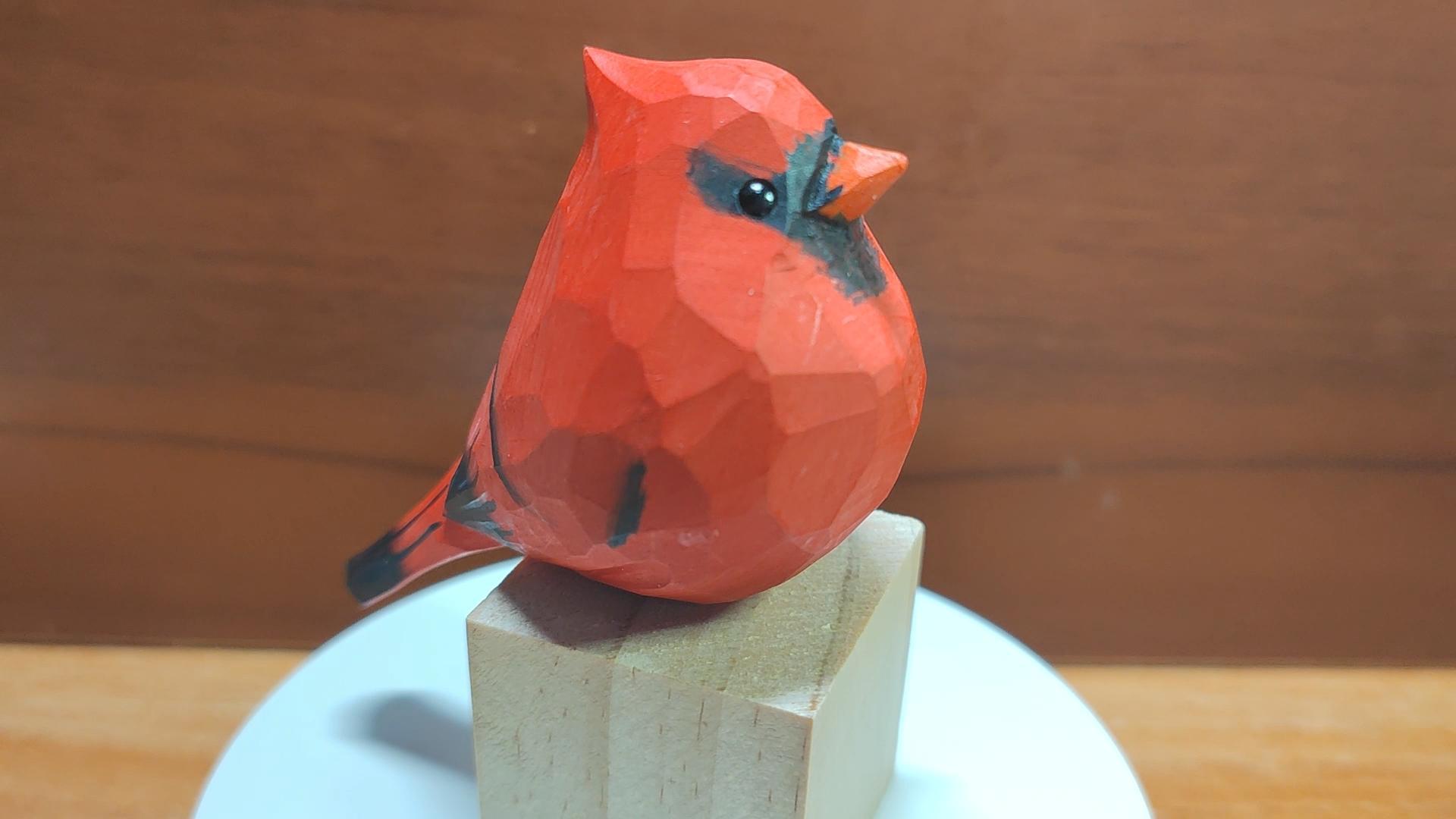 Estatua de madera pintada de pájaro cardinal rojo miniatura 7