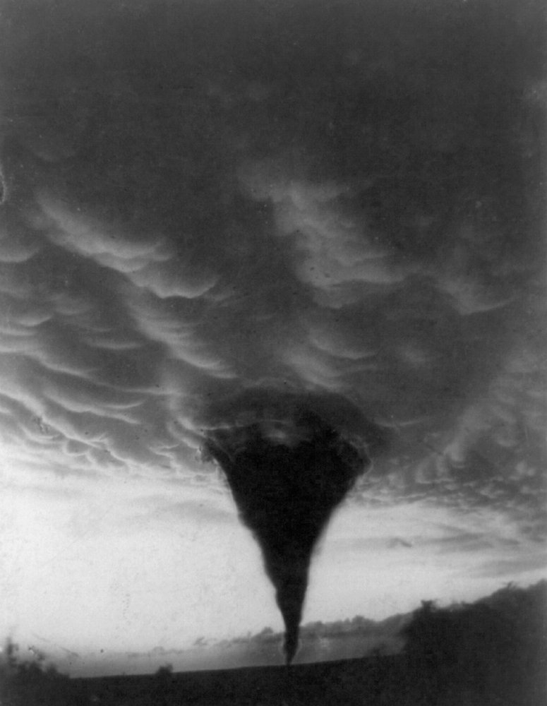 Tornado in the field Poster | La Maison de l'Astronomie