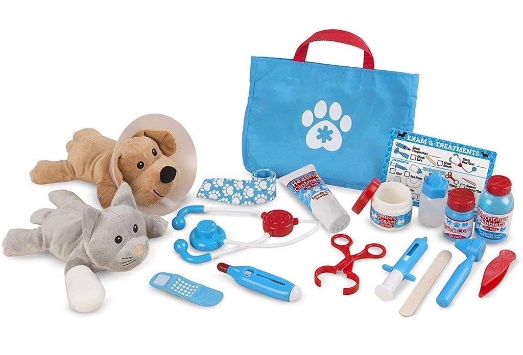Melissa & Doug Examine & Treat Pet Vet Play Set – 24-Piece Pretend Play Kit with Plush Dog & Cat, Stethoscope & Bandages – Interactive Toy for Kids Age 3 Plus