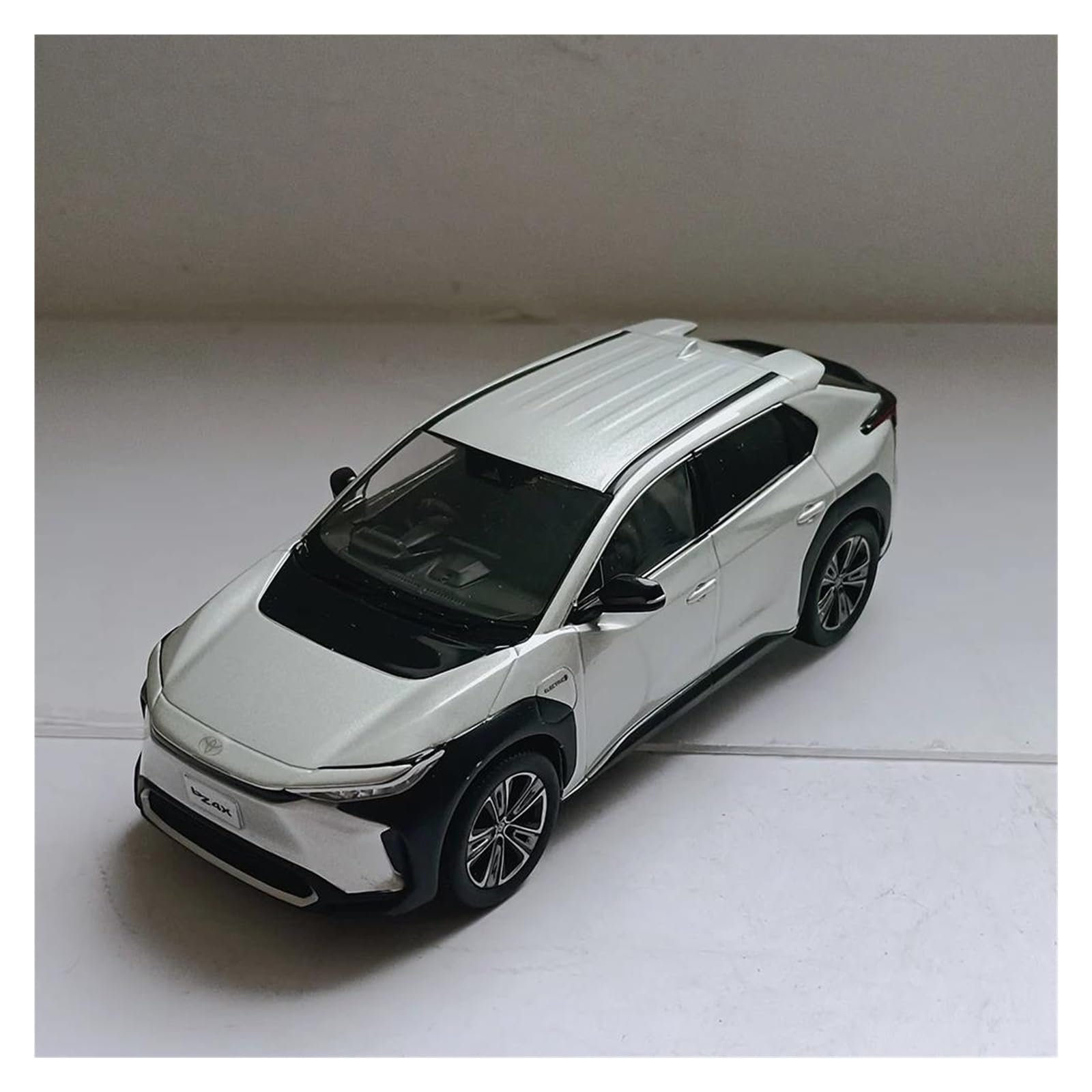 Metallo Scala Replica 1:30 Per Alloy Bz4x Pure Electric Suv Car Model Die-cast Static Home Decor Collection Hobby Veicoli Giochi Set
