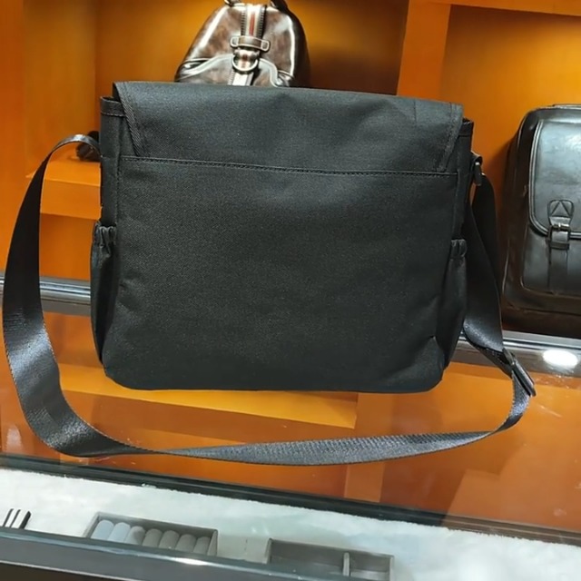 バッグ resistant messenger bag プロに愛されるメッセンジャーバッグ「RESISTANT」が生まれる