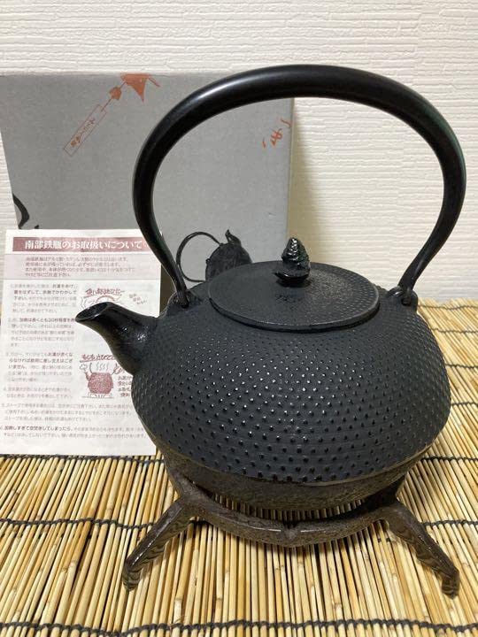 新品、供箱、栞付　南部及春南鋳造所造　１２型アラレ　鉄瓶　南部鉄瓶　南部鉄器 Amazon.co.jp: 供箱、栞付 南部及精鋳造所 南部特製銘13型