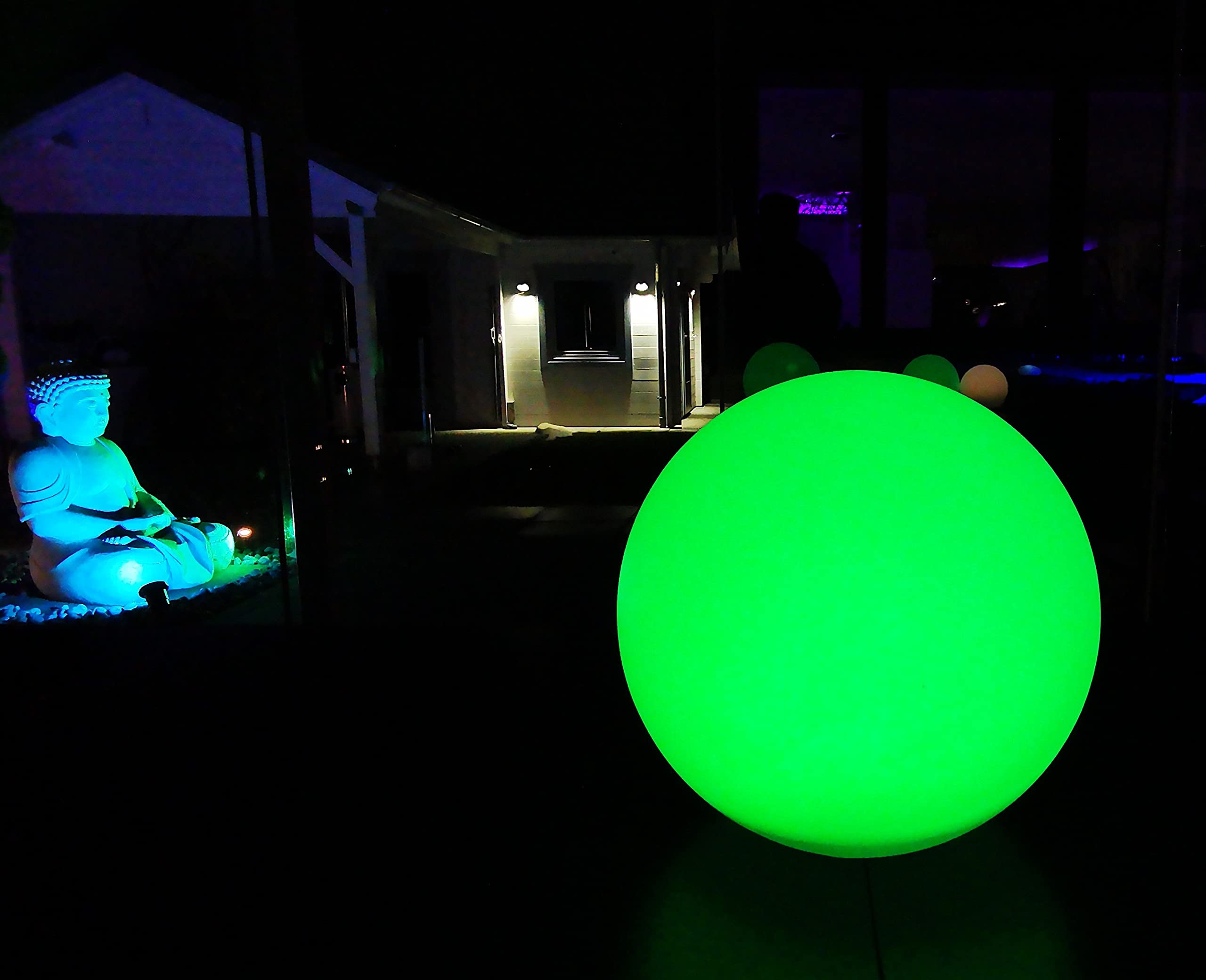 Trango 4er Set SO-001 IP44 LED-Solarleuchte in 20cm Durchmesser Weiß matt mit 3000K warmweiß LED & RGB Farbwechsel LED *SNOWY* Solarkugel Leuchte Leuchtkugel, Außenleuchte, Kugellampe, Gartenleuchte
