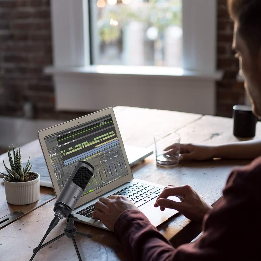 User recording audio with ZINGYOU ZY-905 USB Microphone on a laptop