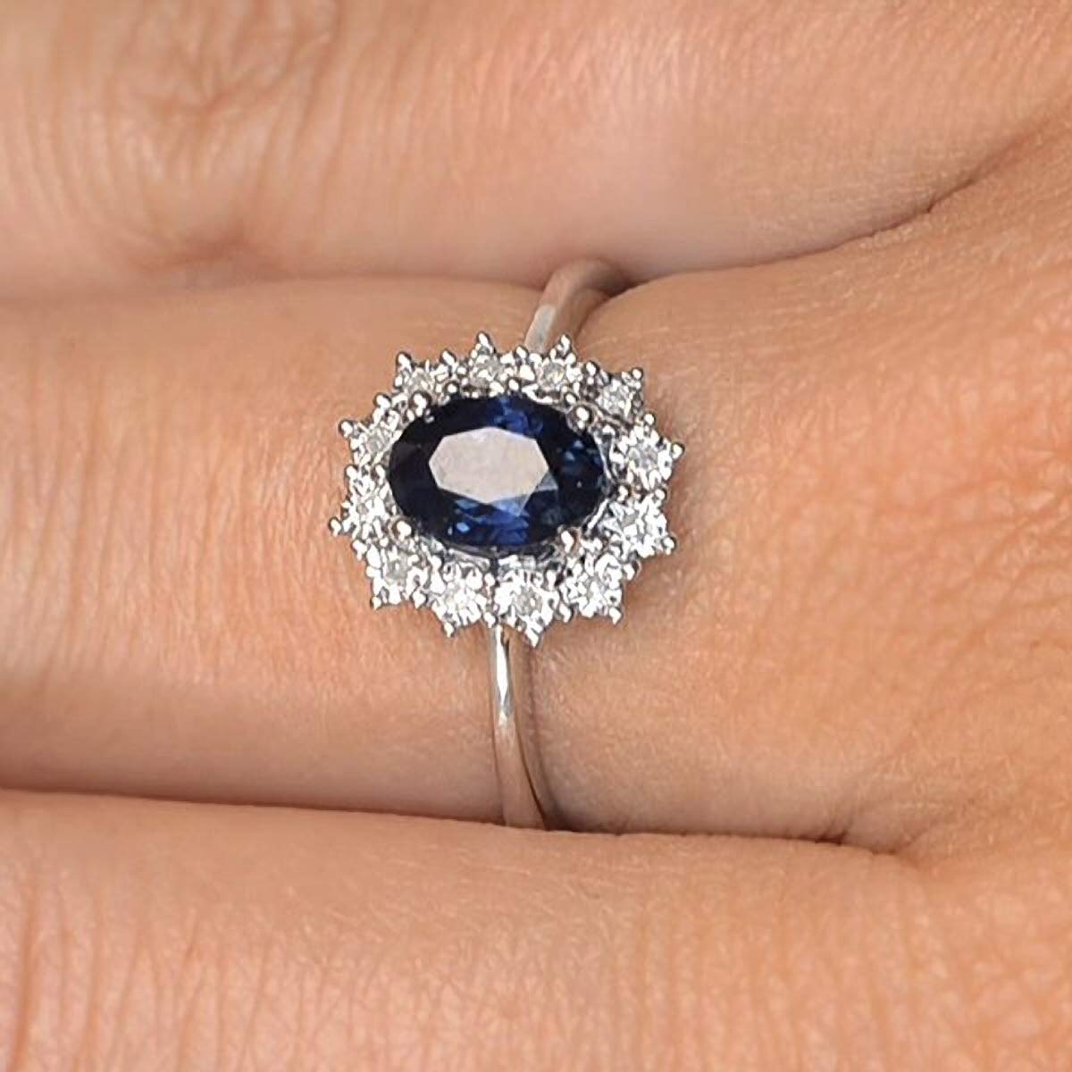 Anillo de compromiso de plata esterlina de zafiro y zirconita cúbica de diamante. Replica mediana de Kate Middleton/Princesa Diana. Tamaño del 8 a 18.5 disponibles.