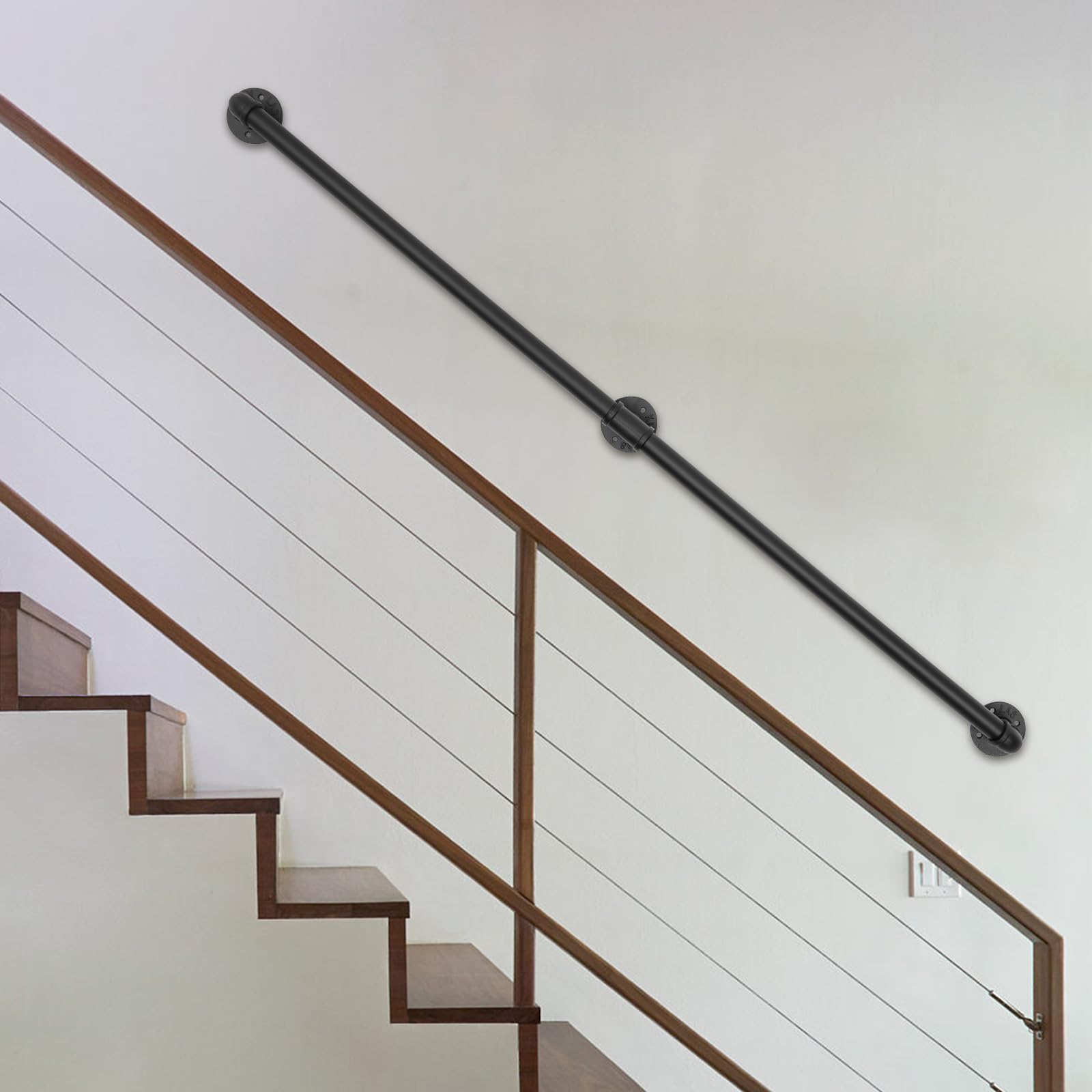 Main courante d'escalier en tube de fer galvanisé noir au design industriel durable.
