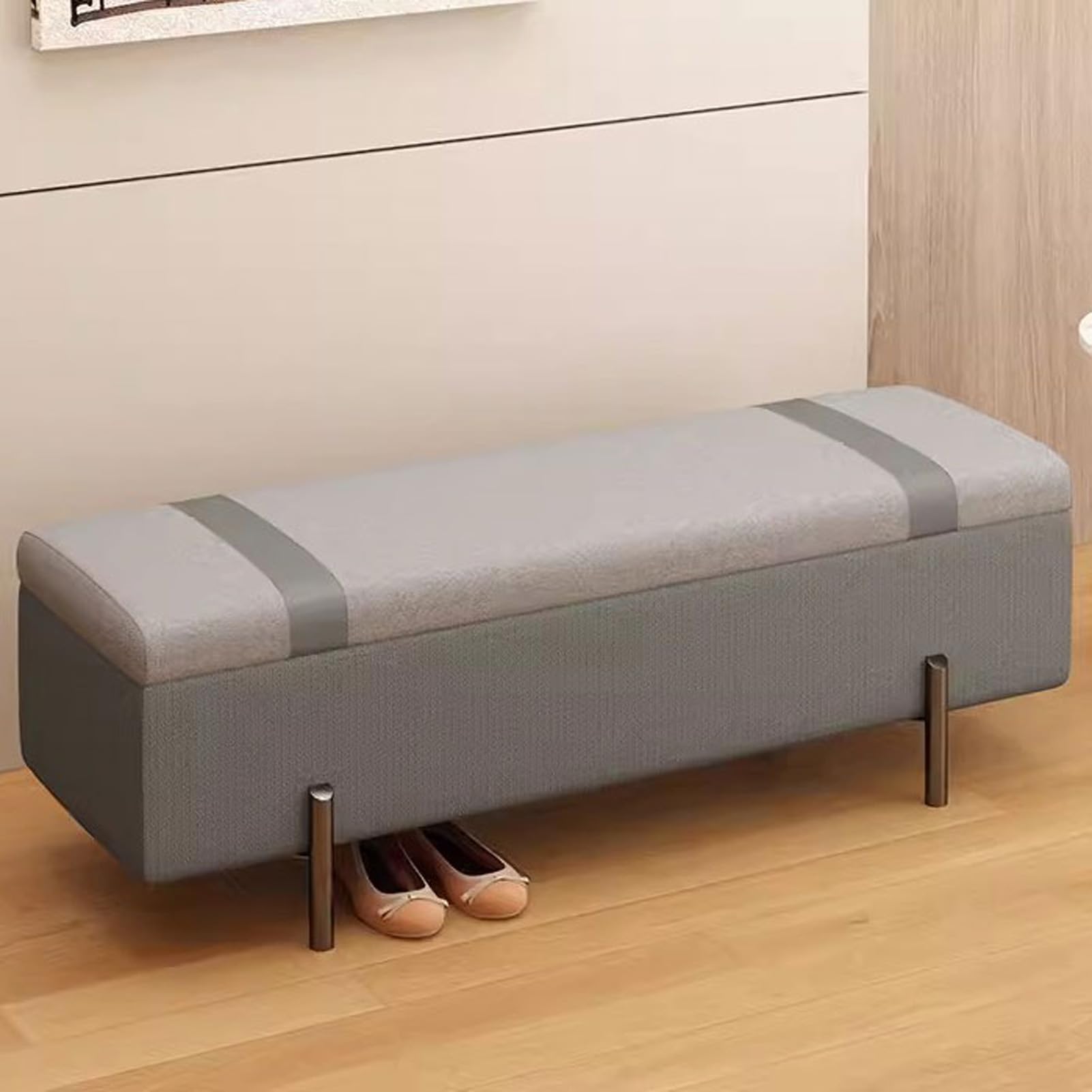 Banquette de rangement en velours vert et pieds dorés pour bout de lit chic