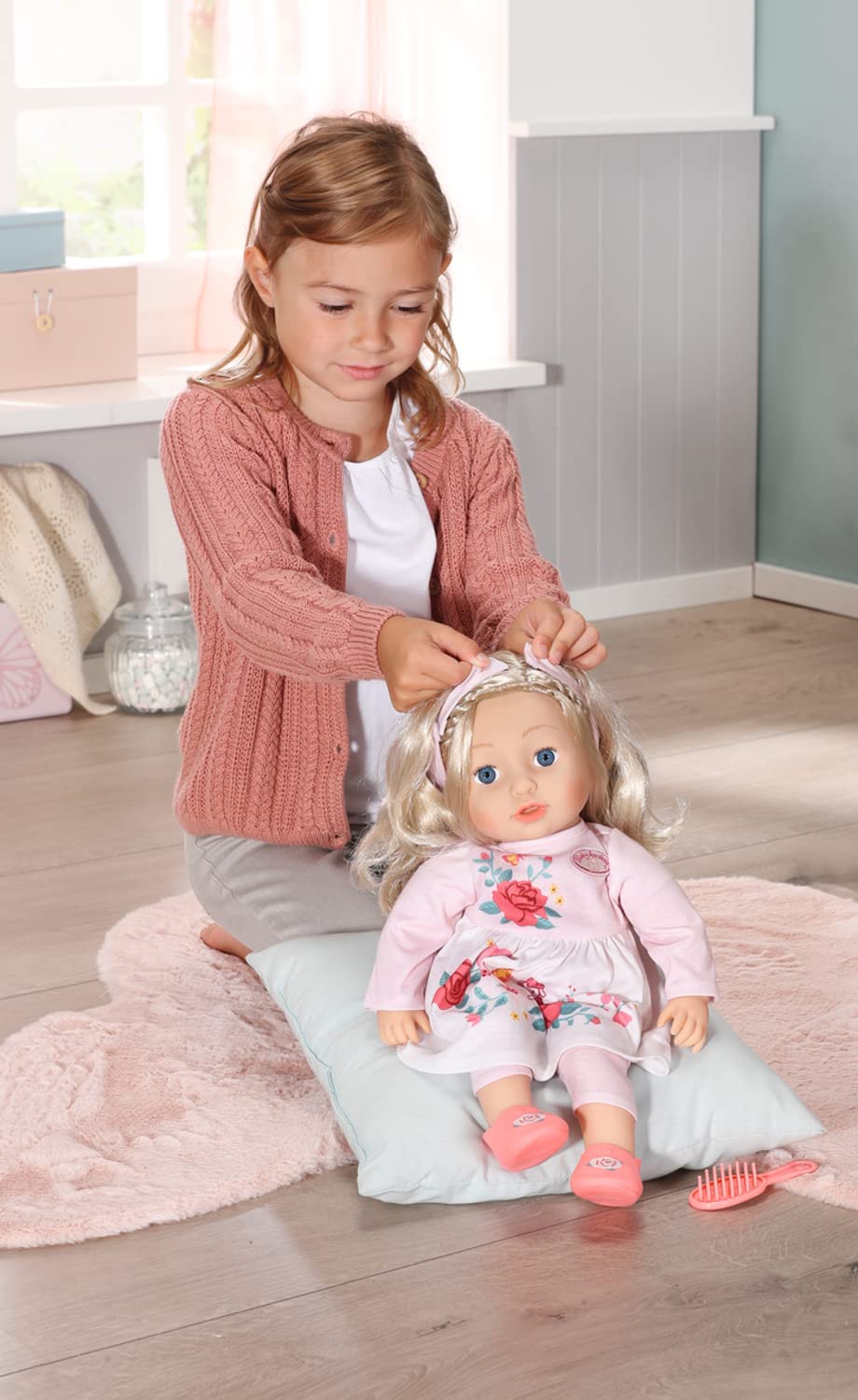 Baby Annabell Sophia – 43 cm miękka lalka z włosami do stylizacji – odpowiednia dla dzieci w wieku od 2 lat, idealna lalka dla małych dzieci i młodszych dzieci – zawiera lalkę, szczotkę do włosów i strój, 706572