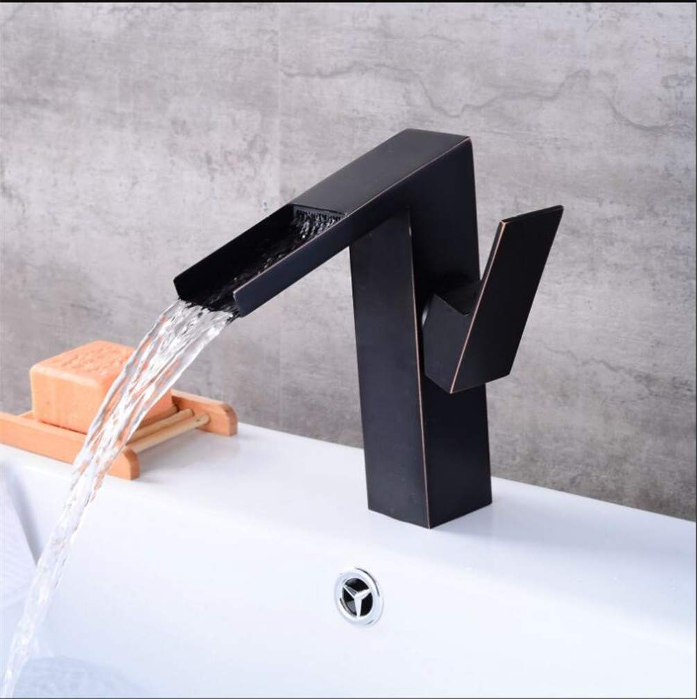 Robinet de salle de bain en cascade contre les éclaboussures
