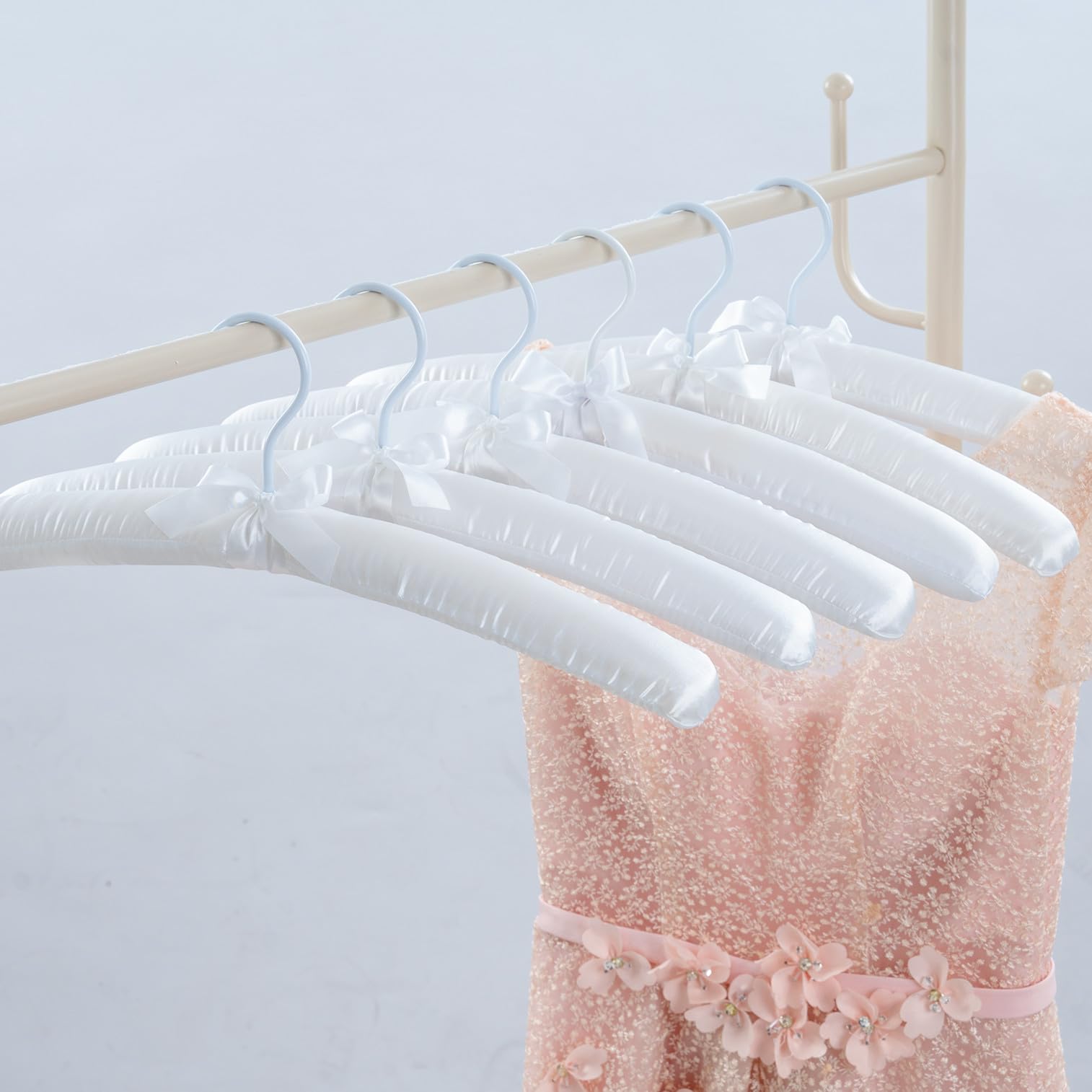 Cintres rembourrés satin contre la déformation des épaules de vos vêtements fragiles