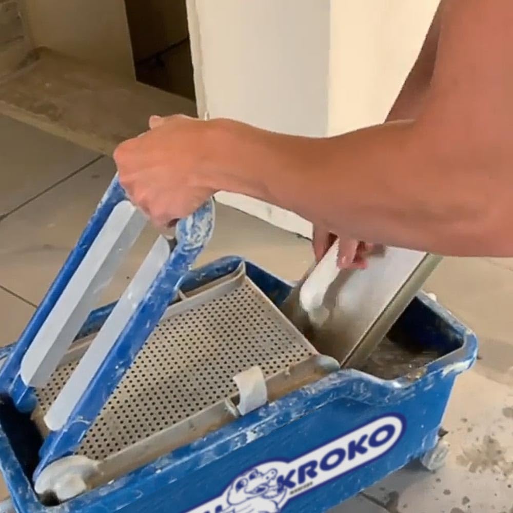 Karl Dahm® Waschsystem für Fliesen I Innovatives Waschset für Fliesenleger I Fliesen-Wascheimer mit Ausdrückvorrichtung und Rädern I Leichtes Abwaschen mit dem Fliesen-Wasch-Set Profi – 12640