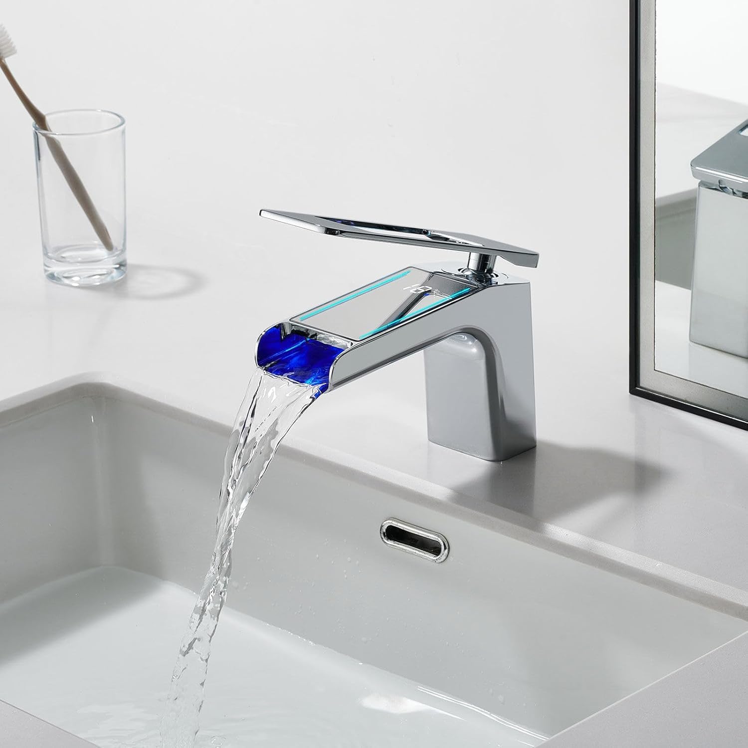 Mitigeur de lavabo cascade moderne pour transformer votre salle de bain en spa