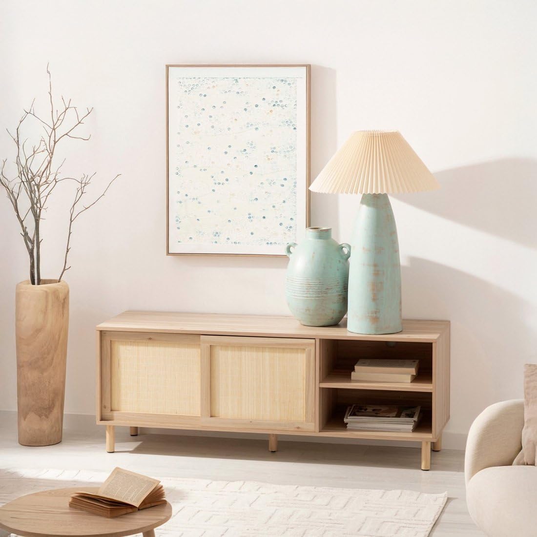 Mueble TV Timor, acabado madera y bambú natural, estilo original y cálido, 2 puertas correderas, 2 estanterías, pasacables, dimensiones 140 x 54 Cm.