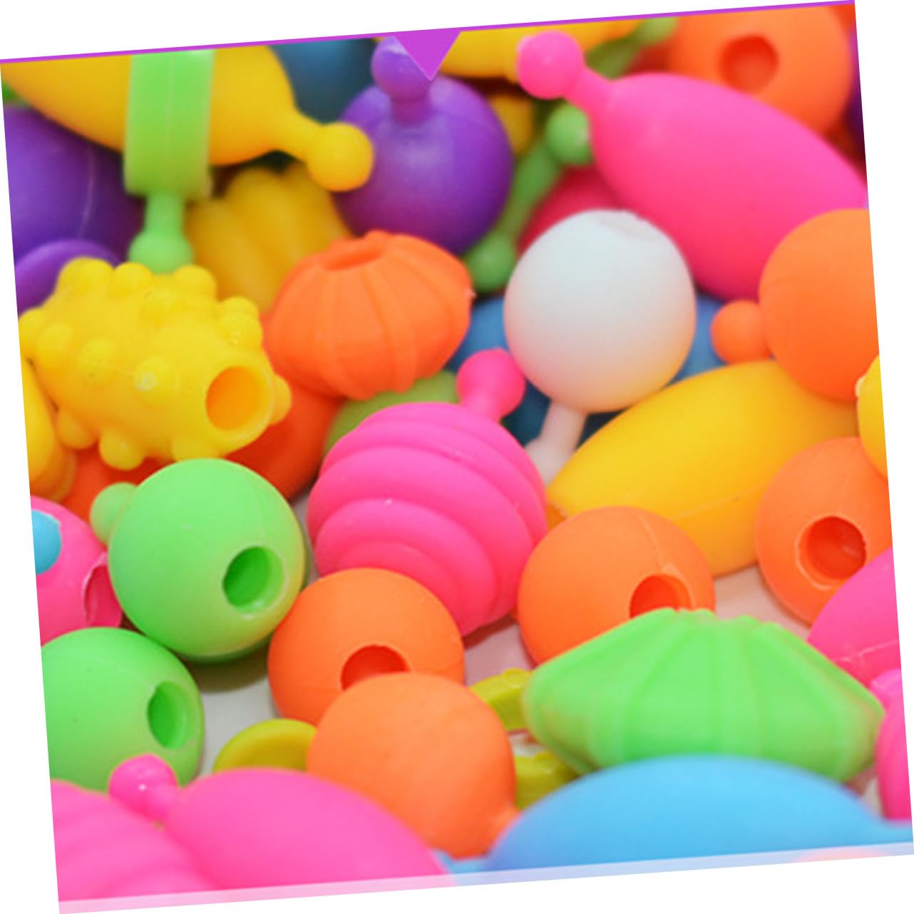 Yardwe Juego De Cuentas De Plástico Diy Para Niñas, Caja 550 Piezas, Pulseras y Collares Hechos a Mano, Almacenamiento Portátil Transparente, Manualidades Creativas Infantiles