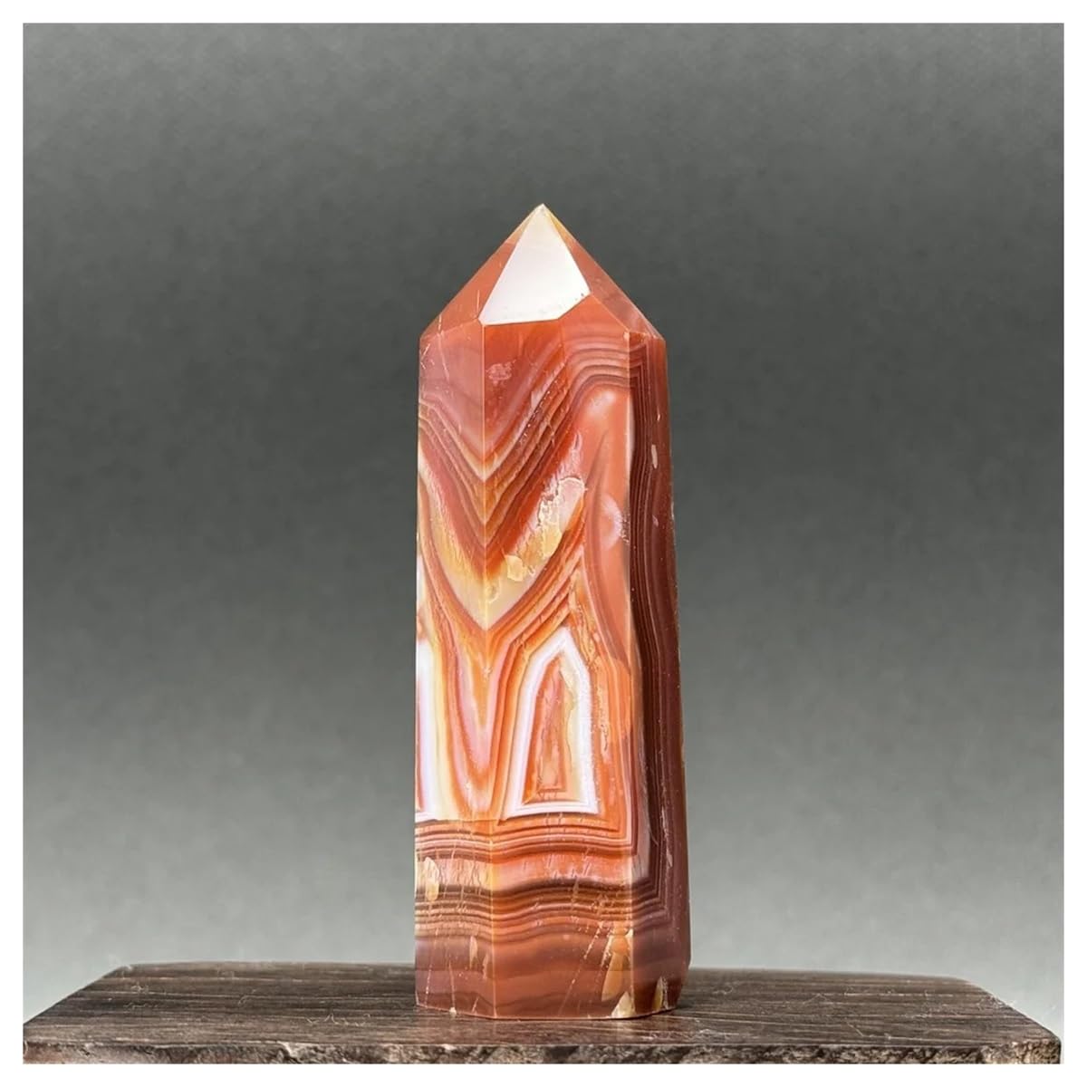 Ágata roja natural tallada para meditación en casa y bienestar con soporte de cristal