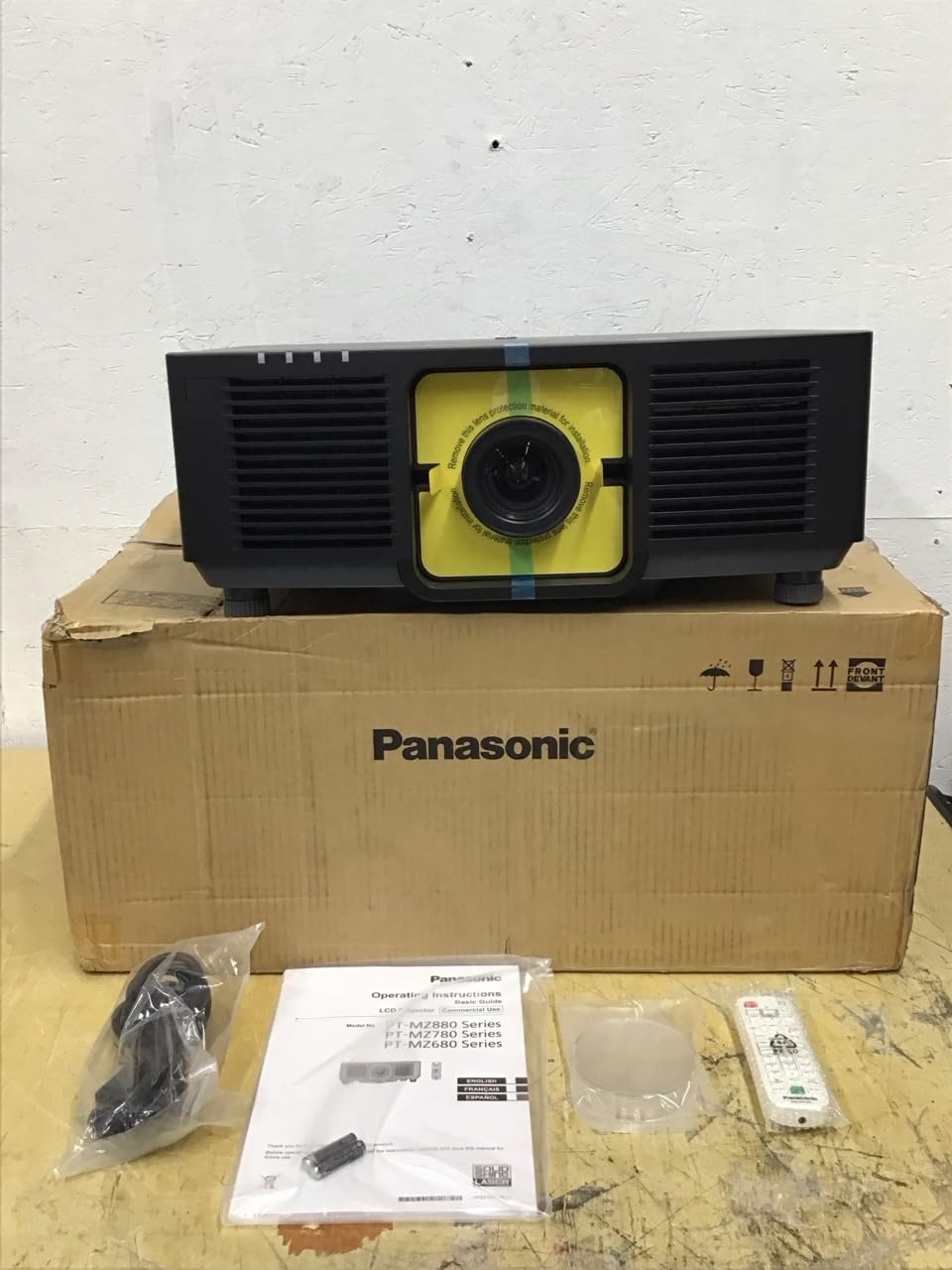 KON　美品　Panasonic Amazon.com: Panasonic PT-MZ680BU7 LCD Projector - Black