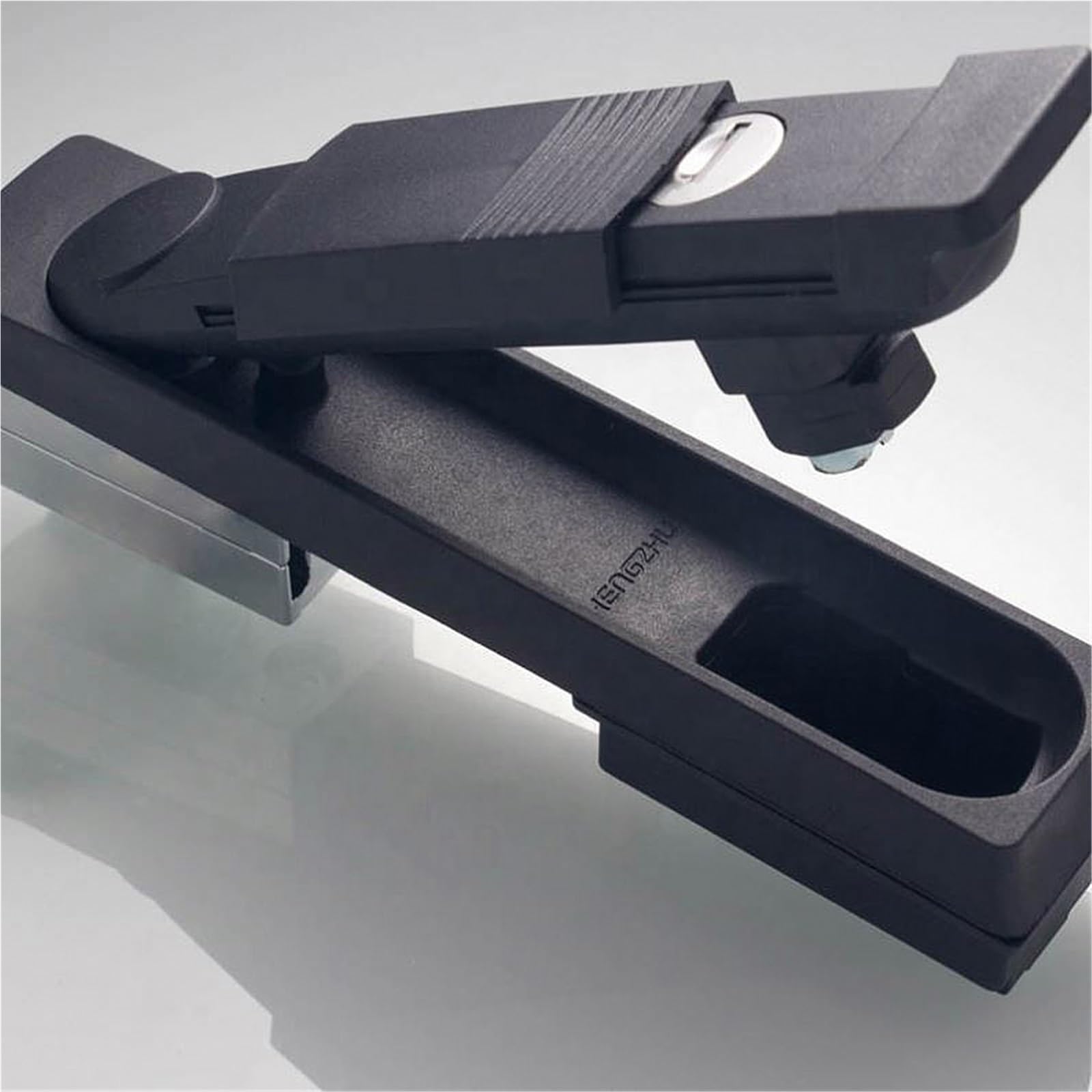 Cerradura de puerta de armario eléctrico de tres puntos PA66, material negro mate, superficie, varilla de control, 1 unidad