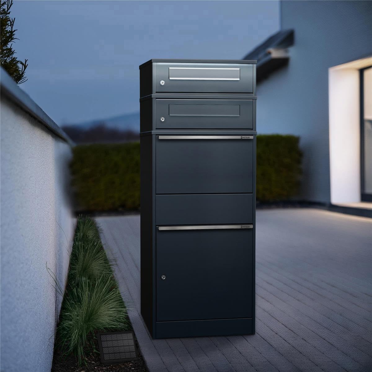 Metzler Paketbox freistehend mit LED-Solarbeleuchtung und abschließbaren Fächern in Anthrazit RAL 7016, wetterfest und rostfrei für kontaktlose Zustellung im Außenbereich, Edelstahl, Postkasten groß